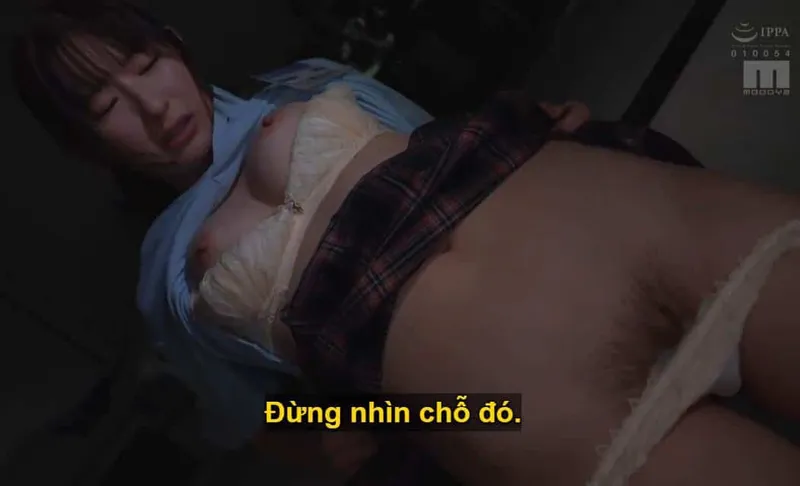 Ông chủ lập mưu dụ dỗ quan hệ với cô nhân viên dưới quyền kiêu kỳ lười nhác, suốt ngày chỉ chăm chăm nhắn tin yêu đương với người yêu.
